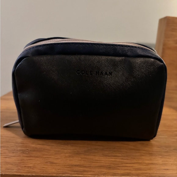 COLE HAAN AMERICAN AIRLINES ZERO Travel Amenities Cosmetic Bags Set of Two - Picture 10 of 16